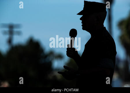 I Marine Expeditionary Force est une Marine corps Air-Ground Task Force basée à Camp Pendleton, en Californie. Le commandant général entrant prononce des remarques lors de la cérémonie de changement de commandement du 30 juillet 2018, après avoir précédemment servi en tant que commandant adjoint du Commandement des opérations spéciales des États-Unis. L'image d'archive documente les déclarations officielles marquant l'hypothèse de commandement. Banque D'Images