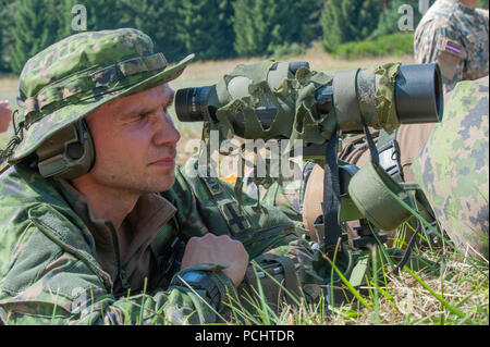 Pour l'observateur de l'équipe de tireurs de la Finlande pour la puce montres trace de ses tireurs d'ronde, au cours de l'Europe meilleure équipe de la concurrence au secteur d'entraînement Grafenwoehr, Allemagne, le 29 juillet 2018. L'équipe de tireurs d'Europe meilleurs concours est un concours de l'Europe de l'armée américaine difficile militaires de partout dans le monde pour soutenir la concurrence et améliorer le travail d'équipe avec les alliés et les pays partenaires. (U.S. Photo de l'armée par Kevin S. Abel) Banque D'Images