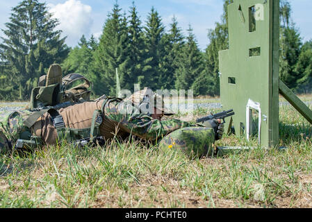 Sniper finlandais a participé à la compétition Europe Best Sniper Team organisée par l'U.S. Army Europe. Le 29 juillet 2018, le participant a tiré une dernière balle de pistolet depuis la position couchée sur le ventre pendant la piste de tir de stress dans la zone d'entraînement de Grafenwoehr, en Allemagne. L'image d'archive enregistre la phase d'arme de poing dans l'événement multinational structuré de tir au tir. Banque D'Images