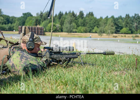 Sniper finlandais a participé à la compétition Europe Best Sniper Team organisée par l'U.S. Army Europe. Le 29 juillet 2018, le participant a actionné le boulon pour éjecter un tubage usé pendant la piste de tir de stress à Grafenwoehr Training Area, en Allemagne. L'image d'archive enregistre la phase de manipulation du fusil dans l'événement multinational de tir. Banque D'Images