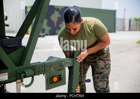 Le Cpl. Geneviève Martinez se prépare à un niveau terminal à très petite ouverture (VSAT-L) 30 juillet 2018 au Camp Kinser, Okinawa, Japon. Le VSAT est équipée de grands satellites qui nécessitent la machine pour être soigneusement formulées lors d'un déploiement. Martinez, originaire de San Antonio, Texas, est un champ d'opérateur avec la mise en réseau, la communication du peloton compagnie, régiment de l'Administration centrale, 3e Groupe logistique maritime. (U.S. Marine Corps photo de la FPC. Mark Fike) Banque D'Images