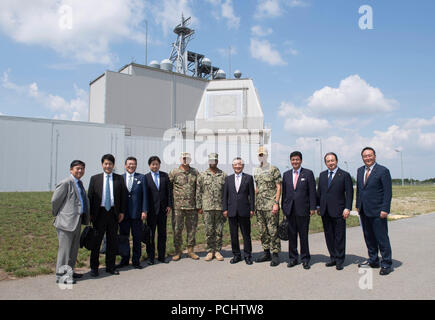 180731-N-BK435-0484 DEVESELU, la Roumanie (31 juillet 2018) Le capitaine Washington Charlos, commandant de l'installation de soutien naval, Deveselu Cmdr. Axel Steiner, commandant du Système de défense antimissile Aegis à terre, la Roumanie et le Colonel Razvan Bratulescu, commandant de la 99e base militaire roumaine, prendre une photo de groupe avec les membres de la Diète japonaise, au cours d'une visite. NSF Deveselu AAMDS et Roumanie sont situés dans la base militaire roumaine 99e et jouer un rôle clé dans la défense antimissile balistique en Europe orientale. (U.S. Photo par marine Spécialiste de la communication de masse 1re classe Jeremy Starr/Relea Banque D'Images