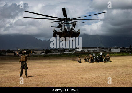 180729-M-GN053-0028 MARINE CORPS BASE HAWAII (29 juillet 2018) Les Marines américains préparer un M777A2 155 mm Howitzer remorqué pour être levé par un Corps des Marines américains CH-53E Super Stallion joint à l'Escadron d'hélicoptères lourds Marine (HMH) 463 au cours d'un débarquement amphibie démonstration à Pyramid Rock Beach dans le cadre de l'exercice RIMPAC sur base du Corps des Marines Hawaii 29 Juillet, 2018. RIMPAC fournit une formation de valeur pour la tâche organisé, hautement capable air-sol marin Task Force et améliore la capacité d'intervention de crise critique de Marines américains dans le Pacifique. Vingt-cinq nations, 46 navires, 5 sous-marins, à propos de Banque D'Images