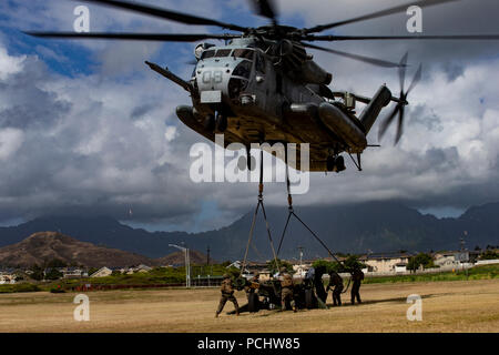 180729-M-GN053-0065 MARINE CORPS BASE HAWAII (29 juillet 2018) Les Marines américains une sangle M777A2 155 mm Howitzer remorqué à un Corps des Marines américains CH-53E Super Stallion avec Marine l'Escadron d'hélicoptères lourds (HMH) 463 au cours d'un débarquement amphibie démonstration à Pyramid Rock Beach dans le cadre de l'exercice RIMPAC sur base du Corps des Marines Hawaii 29 Juillet, 2018. RIMPAC fournit une formation de valeur pour la tâche organisé, hautement capable air-sol marin Task Force et améliore la capacité d'intervention de crise critique de Marines américains dans le Pacifique. Vingt-cinq nations, 46 navires, 5 sous-marins, environ 200 avions, et 25,0 Banque D'Images