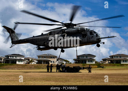 180729-M-GN053-0105 MARINE CORPS BASE HAWAII (29 juillet 2018) Les Marines américains une sangle M777A2 155 mm Howitzer remorqué à un Corps des Marines américains CH-53E Super Stallion avec Marine l'Escadron d'hélicoptères lourds (HMH) 463 au cours d'un débarquement amphibie démonstration à Pyramid Rock Beach dans le cadre de l'exercice RIMPAC sur base du Corps des Marines Hawaii 29 Juillet, 2018. RIMPAC fournit une formation de valeur pour la tâche organisé, hautement capable air-sol marin Task Force et améliore la capacité d'intervention de crise critique de Marines américains dans le Pacifique. Vingt-cinq nations, 46 navires, 5 sous-marins, environ 200 avions, et 25,0 Banque D'Images