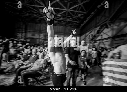 Ahmet Kayretli est un concurrent professionnel d'arts martiaux mixtes qui a participé à Legacy Fighting Alliance 46 le 27 juillet 2018, à joint base Langley-Eustis, en Virginie. L’image d’archive documente sa célébration d’après-combat lors des activités du centenaire du fort Eustis marquant les 100 ans de la création de l’installation de l’Armée de terre en 1918. Banque D'Images