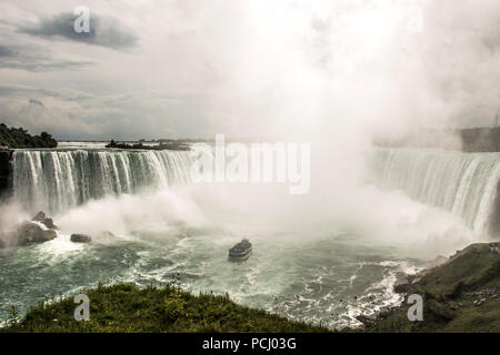 Niagara, Ontario Canada 06.09.2017 Les touristes à bord du Maid of the Mist boat au Niagara Falls, États-Unis Banque D'Images