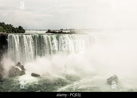 Niagara, Ontario Canada 06.09.2017 Les touristes à bord du Maid of the Mist boat au Niagara Falls, États-Unis Banque D'Images