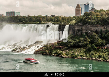 Niagara, Ontario Canada 06.09.2017 Les touristes à bord du Maid of the Mist boat au Niagara Falls, États-Unis Banque D'Images