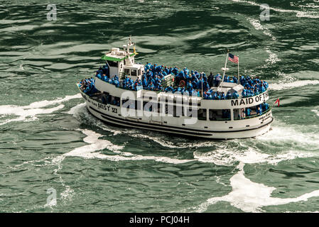 Niagara, Ontario Canada 06.09.2017 Les touristes à bord du Maid of the Mist boat au Niagara Falls, États-Unis Banque D'Images