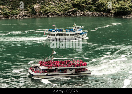 Niagara, Ontario Canada 06.09.2017 Les touristes à bord du Maid of the Mist boat au Niagara Falls, États-Unis Banque D'Images