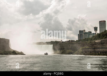 Niagara, Ontario Canada 06.09.2017 Les touristes à bord du Maid of the Mist boat au Niagara Falls, États-Unis Banque D'Images