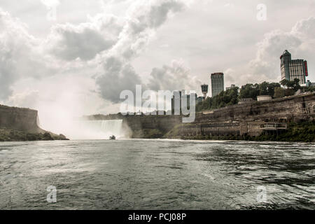 Niagara, Ontario Canada 06.09.2017 Les touristes à bord du Maid of the Mist boat au Niagara Falls, États-Unis Banque D'Images