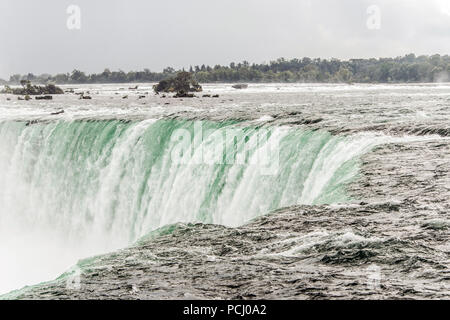 Incroyable Vue sur les chutes du Niagara en Ontario, Canada montrant comment ils sont énormes Banque D'Images