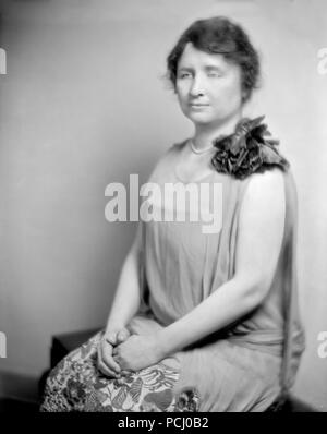 Helen Keller, assis portant une fleur et à gauche dans un portrait non daté. Helen Keller (27 juin 1880 - 1 juin 1968) était un écrivain, activiste politique, et conférencier. Elle a été la première personne atteinte de surdi-cécité à gagner d'un baccalauréat. Banque D'Images
