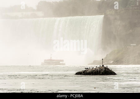 Niagara, Ontario Canada 06.09.2017 Les touristes à bord du Maid of the Mist boat au Niagara Falls, États-Unis Banque D'Images