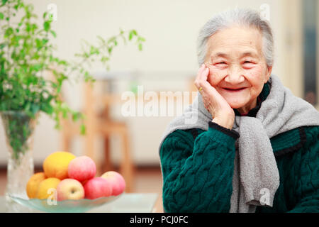 Happy senior asian woman potrait dans home Banque D'Images