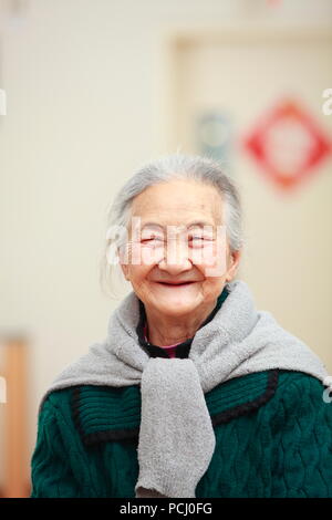 Happy senior asian woman potrait dans home Banque D'Images