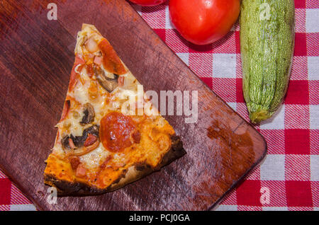 Pizza artisanale sur une plaque de bois Banque D'Images