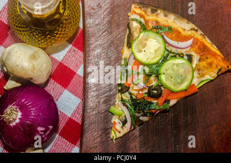 Pizza artisanale sur une plaque de bois Banque D'Images
