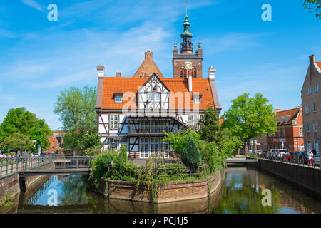 Moulin à Gdansk en Pologne, en vue de l'historique maison à colombages Miller's House sur l'Île Mill dans la vieille ville de Gdansk, occidentale, en Pologne. Banque D'Images