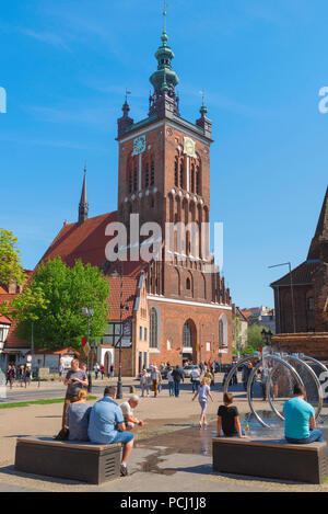 Vue sur St Catherine's Church (Koscioi Katarzyny) dans le centre de la vieille ville historique de Gdansk, la Poméranie, Pologne. Banque D'Images