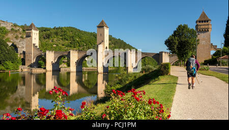 Pilgrim sur Pont Valentre bridge (UNESCO World Heritage), Santiago de Compostela pèlerinage road, Lot, Cahors, Departement Lot, Occitanie, France Banque D'Images