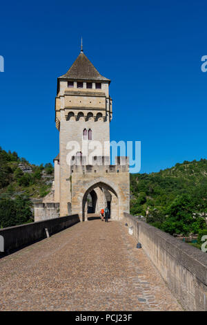 Pilgrim sur Pont Valentre bridge (UNESCO World Heritage), Santiago de Compostela pèlerinage road, Lot, Cahors, Departement Lot, Occitanie, France Banque D'Images