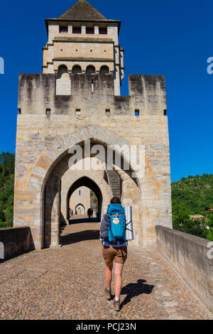 Pilgrim sur Pont Valentre bridge (UNESCO World Heritage), Santiago de Compostela pèlerinage road, Lot, Cahors, Departement Lot, Occitanie, France Banque D'Images