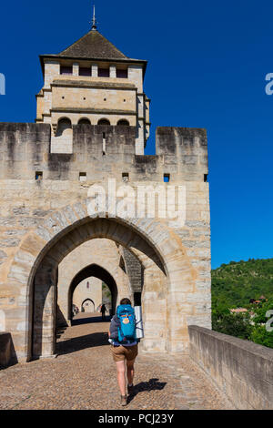 Pilgrim sur Pont Valentre bridge (UNESCO World Heritage), Santiago de Compostela pèlerinage road, Lot, Cahors, Departement Lot, Occitanie, France Banque D'Images