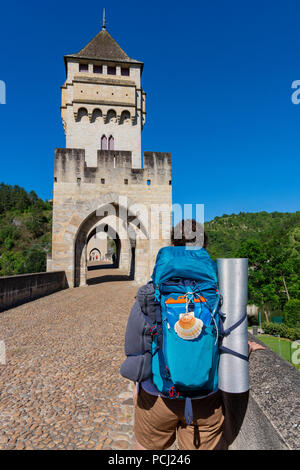 Pilgrim sur Pont Valentre bridge (UNESCO World Heritage), Santiago de Compostela pèlerinage road, Lot, Cahors, Departement Lot, Occitanie, France Banque D'Images