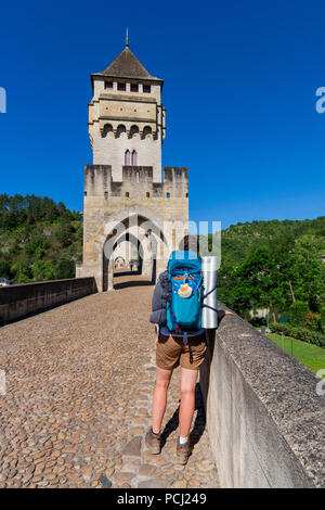 Pilgrim sur Pont Valentre bridge (UNESCO World Heritage), Santiago de Compostela pèlerinage road, Lot, Cahors, Departement Lot, Occitanie, France Banque D'Images