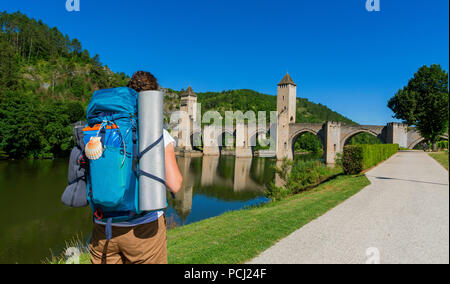 Pilgrim sur Pont Valentre bridge (UNESCO World Heritage), Santiago de Compostela pèlerinage road, Lot, Cahors, Departement Lot, Occitanie, France Banque D'Images