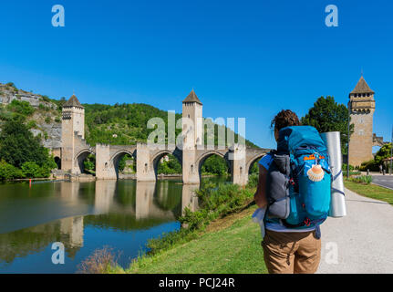 Pilgrim sur Pont Valentre bridge (UNESCO World Heritage), Santiago de Compostela pèlerinage road, Lot, Cahors, Departement Lot, Occitanie, France Banque D'Images