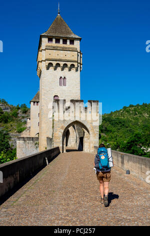 Pilgrim sur Pont Valentre bridge (UNESCO World Heritage), Santiago de Compostela pèlerinage road, Lot, Cahors, Departement Lot, Occitanie, France Banque D'Images