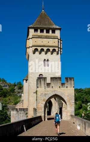 Pilgrim sur Pont Valentre bridge (UNESCO World Heritage), Santiago de Compostela pèlerinage road, Lot, Cahors, Departement Lot, Occitanie, France Banque D'Images