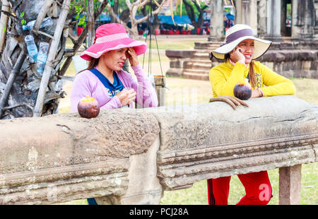 Angkor Wat, au Cambodge - 11 janvier 2018 : deux vendeurs fille cambodgienne porter un chapeau. Il y a de nombreux fournisseurs autour du complexe. Banque D'Images