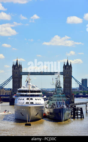 Bateau de croisière amarré Vent d'argent à côté de HMS Belfast sur la Tamise, Londres, Angleterre, Royaume-Uni. Août 2018 Tower Bridge derrière Banque D'Images