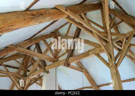 Jusqu'à l'intérieur restauré au toit en bois massif de construction, d'une grande vieille maison française Banque D'Images