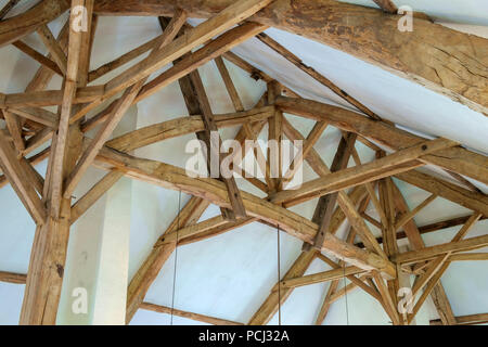 Jusqu'à l'intérieur restauré au toit en bois massif de construction, d'une grande vieille maison française Banque D'Images