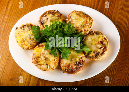 Champignon farci avec des herbes fromage servi Banque D'Images