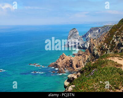 Le paysage des montagnes sur la mer au Portugal, rochers dans l'eau, les vacances d'été Banque D'Images