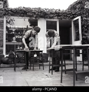 1968, historiques, à l'extérieur dans la cour intérieure d'un état de Londres internat, deux élèves faisant a woodwork class. Banque D'Images