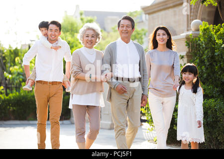 Heureux famille chinoise se promener à l'extérieur Banque D'Images