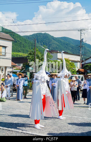 Les hommes japonais effectuant Sagimai, Héron danse, tsuwano, Shimane, Japon, Banque D'Images