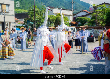 Les hommes japonais effectuant Sagimai, Héron danse, tsuwano, Shimane, Japon, Banque D'Images