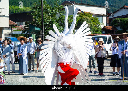 Les hommes japonais effectuant Sagimai, Héron danse, tsuwano, Shimane, Japon, Banque D'Images