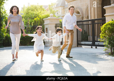 Happy young Chinese family running Banque D'Images