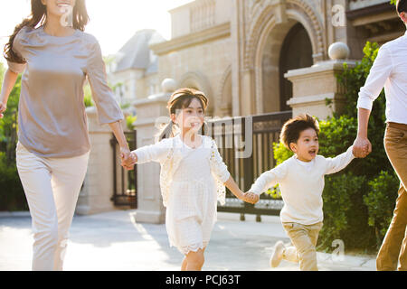 Happy young Chinese family running Banque D'Images