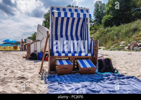 Allemagne Loddin,Stubbenfelde Beach. Zones de baignade côtières resort sur l'île d'Usedom sur la mer Baltique. Panier de plage multicolores président sur une plage de sable. Banque D'Images